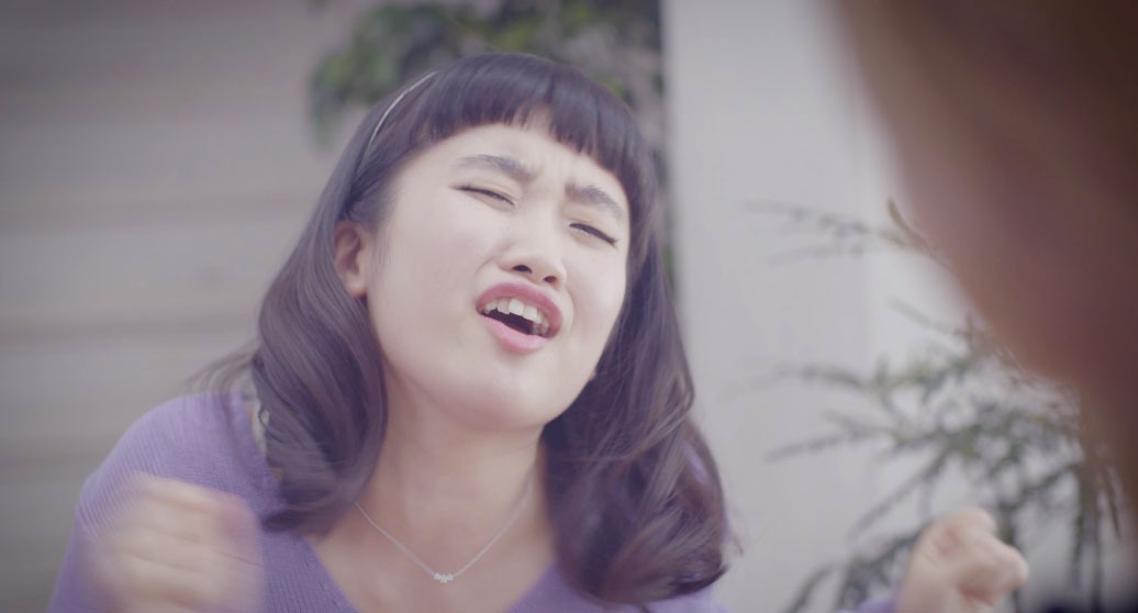 オラクル美容皮膚科のCM「しわで、お悩みのあなたへ：花占い編」のワンシーン。