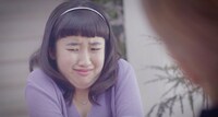 オラクル美容皮膚科のCM「しわで、お悩みのあなたへ：花占い編」のワンシーン。