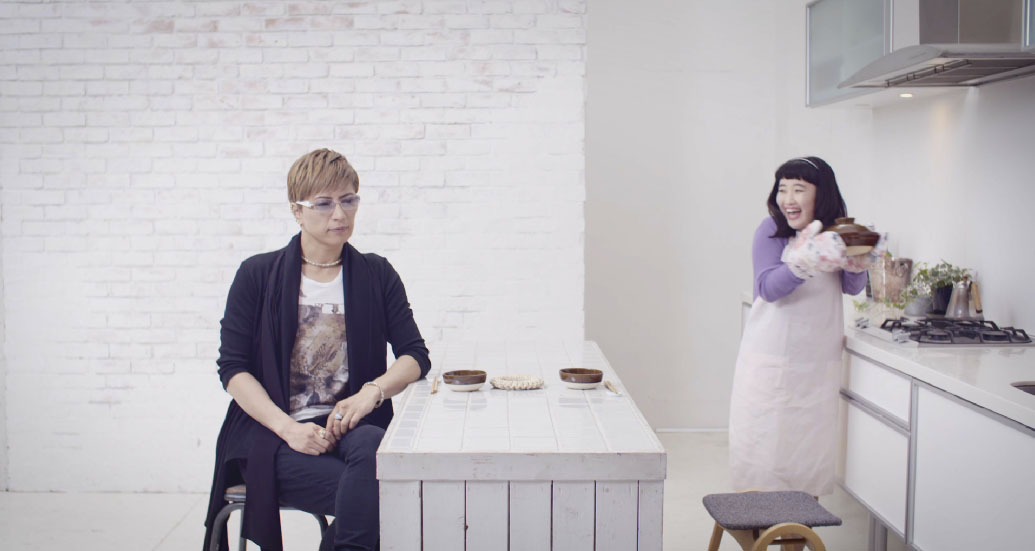 オラクル美容皮膚科のCM「しわで、お悩みのあなたへ：熱々編」のワンシーン。