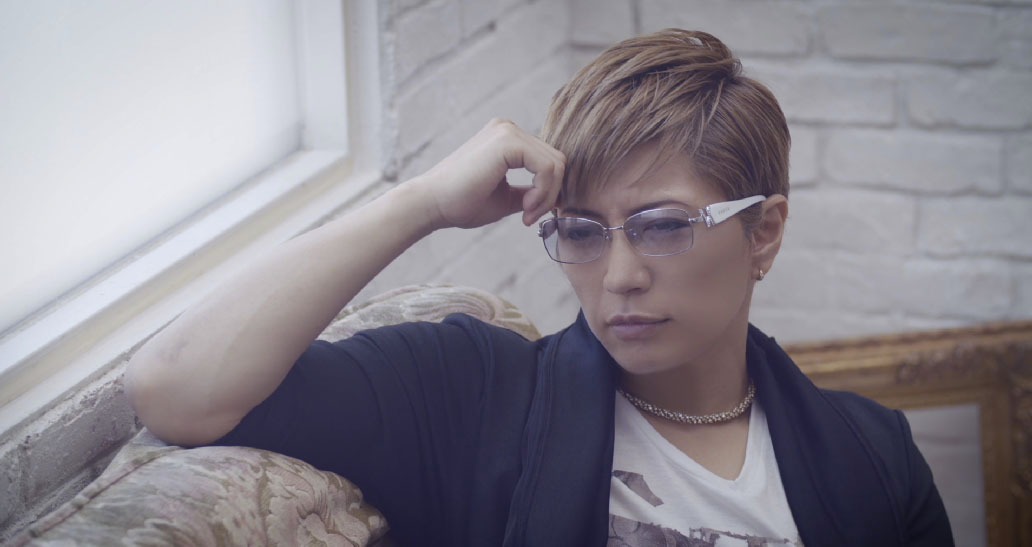 オラクル美容皮膚科のCM「しわで、お悩みのあなたへ：寝言編」のワンシーン。