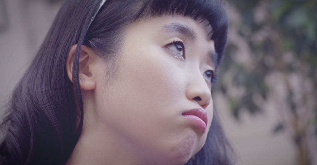 オラクル美容皮膚科のCM「しわで、お悩みのあなたへ：寝言編」のワンシーン。