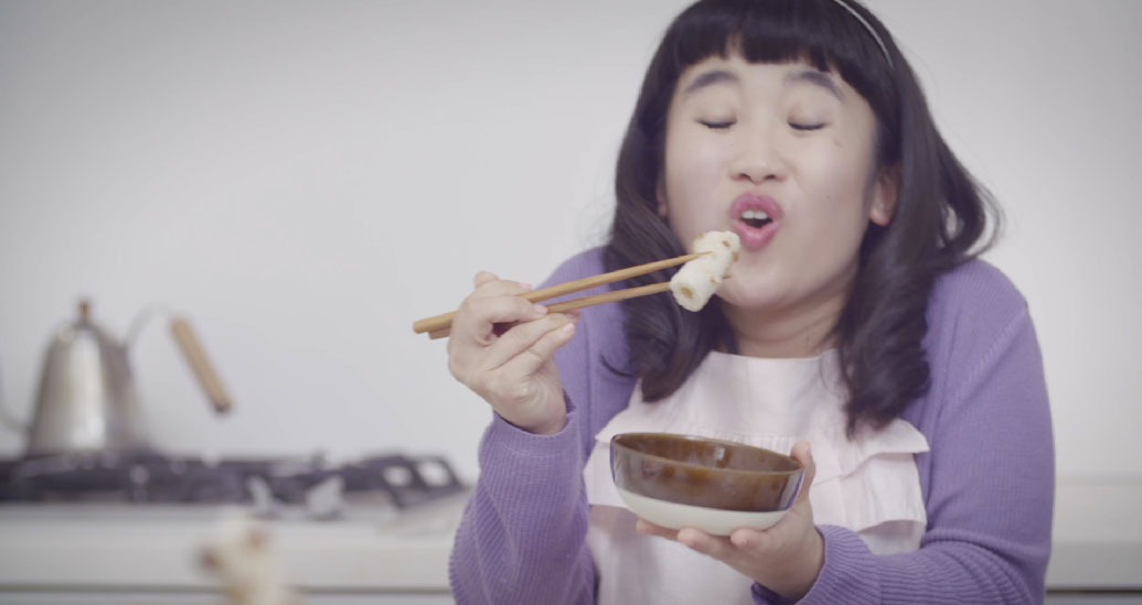 オラクル美容皮膚科のCM「しわで、お悩みのあなたへ：熱々編」のワンシーン。