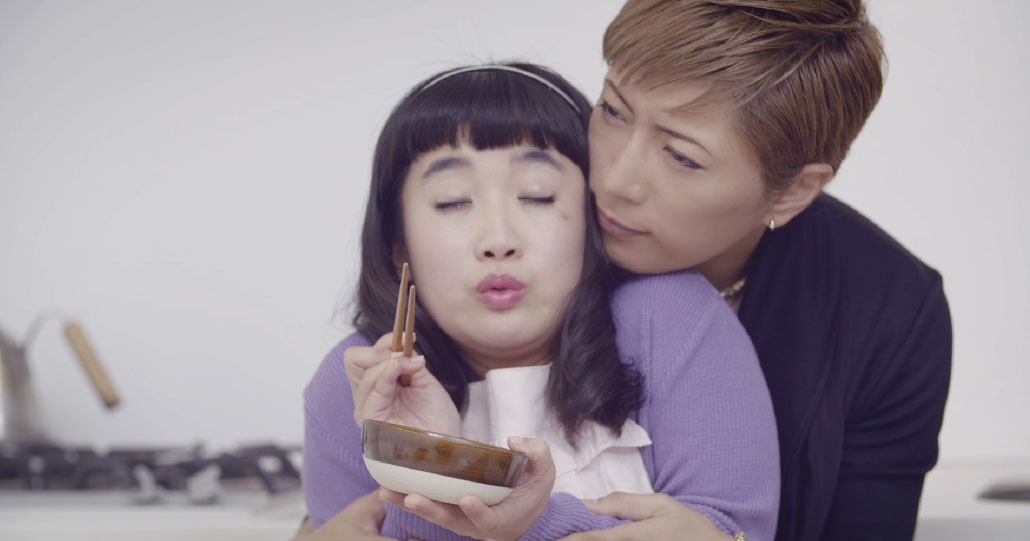 オラクル美容皮膚科のCM「しわで、お悩みのあなたへ：熱々編」のワンシーン。