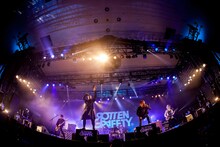 「ポルノ超特急2015」でのROTTENGRAFFTYのパフォーマンスの様子。