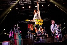 「ポルノ超特急2015」でのWANIMAのパフォーマンスの様子。