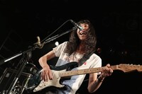 玉屋2060%（Vo, G）（撮影：藤井拓）