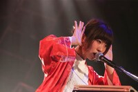 アサミサエ（Vo, Key, Sampler）（撮影：藤井拓）