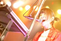 アサミサエ（Vo, Key, Sampler）（撮影：藤井拓）