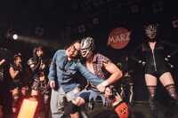 機械獣に連行される曽我部恵一。（撮影：タイコウクニヨシ）