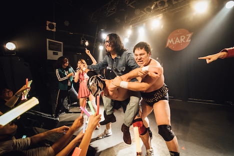 機械獣に「夏の魔物スペシャル」を御見舞いする夏の魔物と曽我部恵一。（撮影：タイコウクニヨシ）