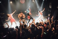 「初ワンマンGIG『夏の魔物現象2016』」の様子。（撮影：タイコウクニヨシ）