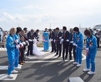 「青い丸型郵便ポスト」の設置および除幕式の様子。（提供：Sony Music Records）