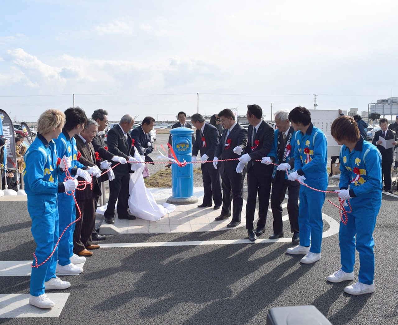 「青い丸型郵便ポスト」の設置および除幕式の様子。（提供：Sony Music Records）