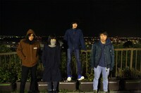 本棚のモヨコ。左から1番目が西原宗詩郎（B, Cho）。