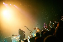 クリープハイプ「全国ライブハウスツアー『わすれもの～つま先はその先へ～2016』」東京・赤坂BLITZ公演の様子。（撮影：神藤剛）