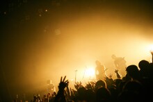 クリープハイプ「全国ライブハウスツアー『わすれもの～つま先はその先へ～2016』」東京・赤坂BLITZ公演の様子。（撮影：神藤剛）