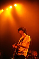 尾崎世界観（Vo, G）（撮影：神藤剛）