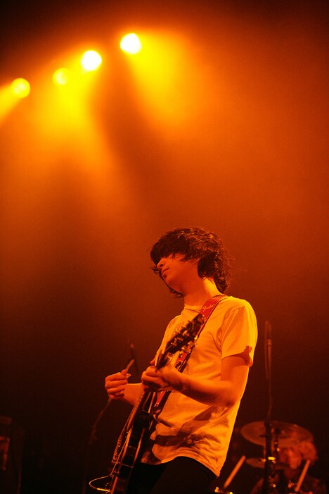 尾崎世界観(Vo, G)(撮影:神藤剛)