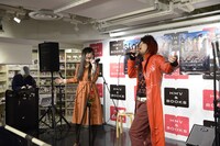 左から鈴木このみ、Dar'k～ness。（Photo by Yasuhiro Ohara）