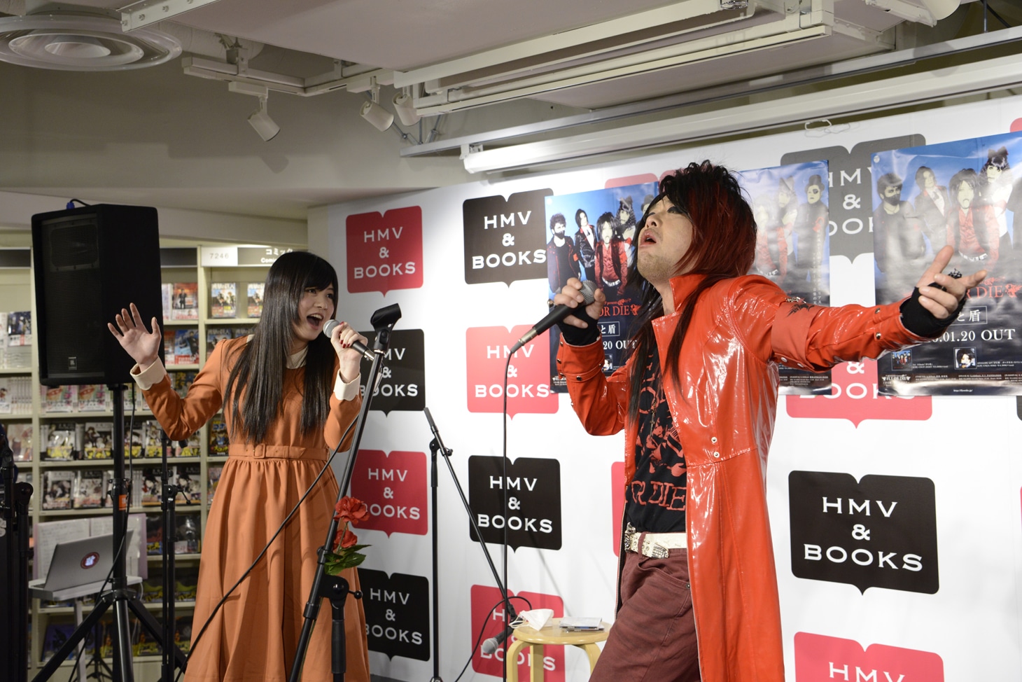 左から鈴木このみ、Dar'k～ness。（Photo by Yasuhiro Ohara）