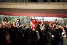 「がんばれ！Victory 極寒LIVE『集えヒーロー！渋谷の屋上から“青春”を叫ぶ』」の様子。（提供：ポニーキャニオン）