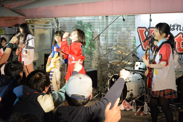 「がんばれ！Victory 極寒LIVE『集えヒーロー！渋谷の屋上から“青春”を叫ぶ』」の様子。（提供：ポニーキャニオン）