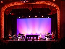 「奥華子 10th Anniversary Special Concert 2015」のワンシーン。