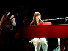 「奥華子 10th Anniversary Special Concert 2015」のワンシーン。