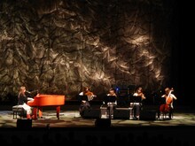 「奥華子 10th Anniversary Special Concert 2015」のワンシーン。