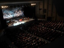 「奥華子 10th Anniversary Special Concert 2015」のワンシーン。