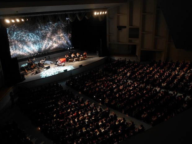 「奥華子 10th Anniversary Special Concert 2015」のワンシーン。