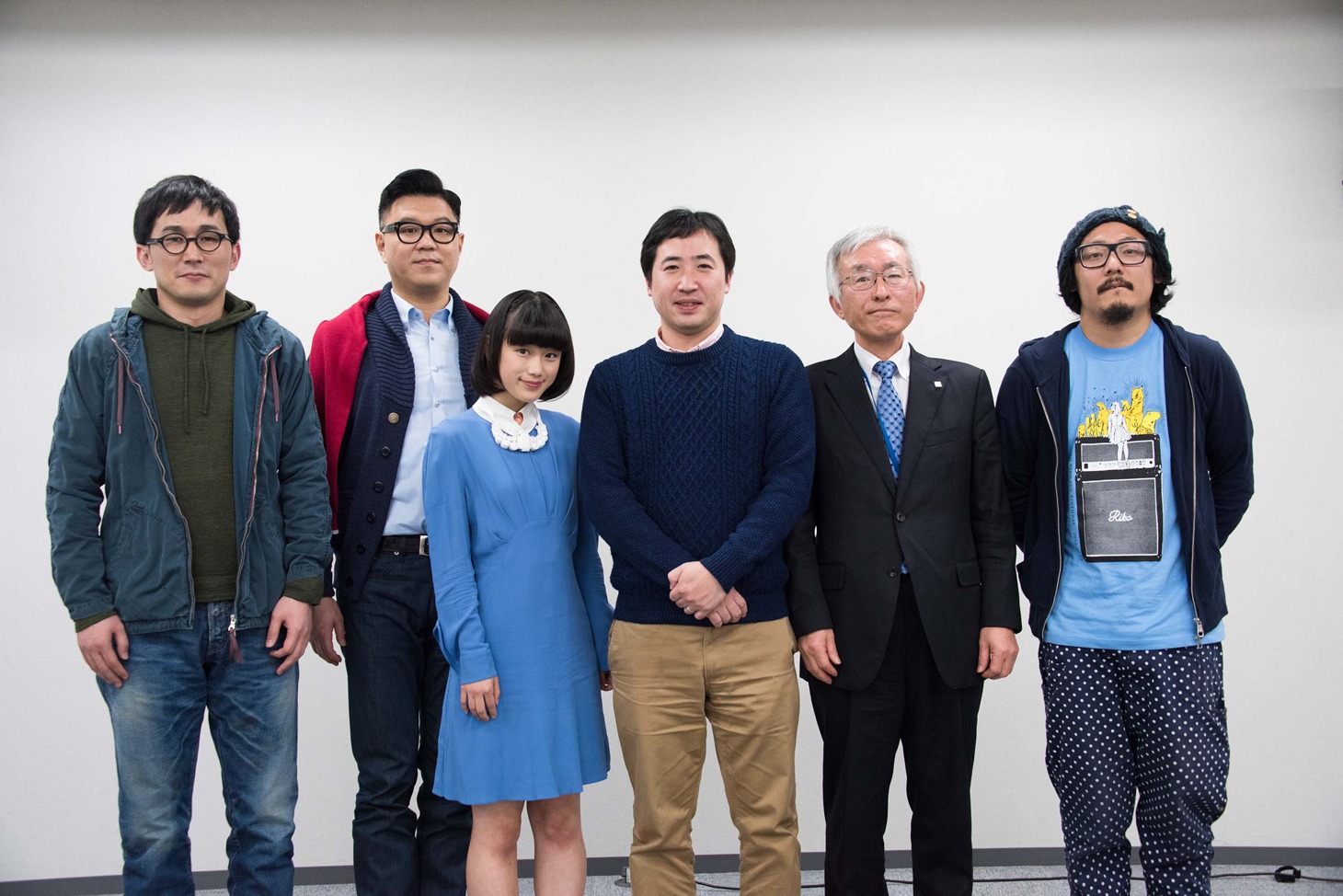 映画「ファーストアルバム」クランクイン記者会見の様子。左からじろう（シソンヌ）、長谷川忍（シソンヌ）、石野理子（アイドルネッサンス）、広島ホームテレビプロデューサー・奥村大樹氏、広島観光コンベンションビューロー専務理事・増川一幸氏、頃安祐良監督。（写真提供：よしもとクリエイティブ・エージェンシー）