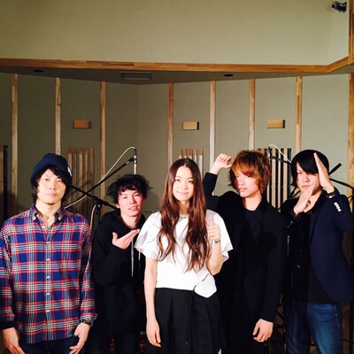 片平里菜（中央）とcinema staff。