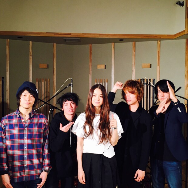 片平里菜（中央）とcinema staff。