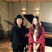 片平里菜（右）と島田昌典（左）。