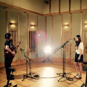 片平里菜（右）と安野勇太（左）。