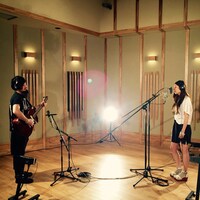 片平里菜（右）と安野勇太（左）。