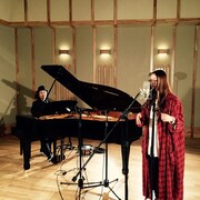 片平里菜（右）と島田昌典（左）。