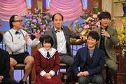 はにかむ生駒里奈（下段左）。(c)日本テレビ