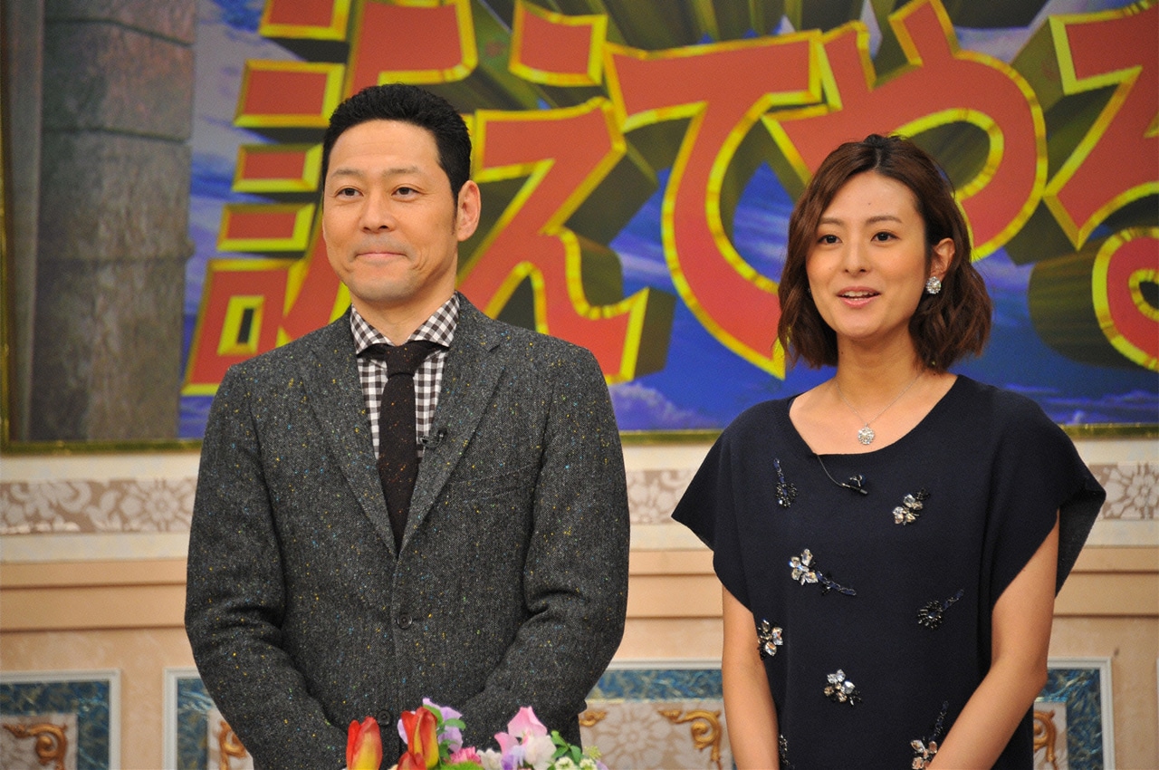 MCの東野幸治（左）と徳島えりかアナウンサー（右）。(c)日本テレビ