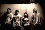 POP DISASTER。右から2番目がMAIKO(Dr)。