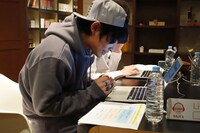 「Listen with」でファンとチャットをしながら笑みを浮かべる山中拓也（THE ORAL CIGARETTES）。