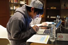 「Listen with」でファンとチャットをしながら笑みを浮かべる山中拓也（THE ORAL CIGARETTES）。