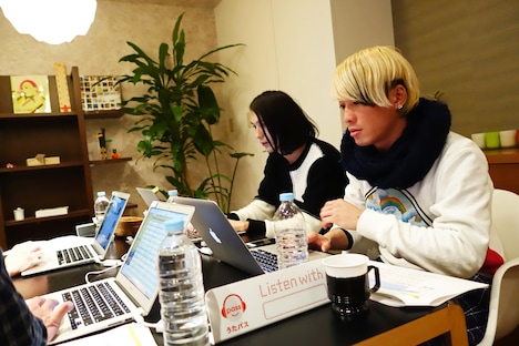 THE ORAL CIGARETTES「Listen with」チャットの様子。