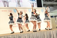 「制服の羽根」歌唱の様子。