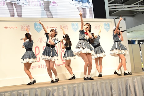 「制服の羽根」歌唱の様子。