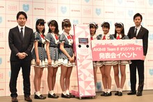 カーナビゲーション・システム「「AKB48 Team 8 カーナビ NHZD-W62G」の発表会の様子。トヨタの開発者である鈴木彰宏氏（左端）と廣澤信哉氏（右端）、チーム8のメンバー。