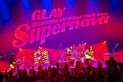 人気画像1位は「とりあえず驚いて！GLAY、レア曲三昧ツアー大阪で開幕」より、「GLAY HIGHCOMMUNICATIONS TOUR 2016 "Supernova"」1月28日の大阪・オリックス劇場公演の様子。（撮影：岡田裕介）