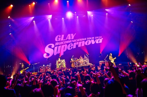 「GLAY HIGHCOMMUNICATIONS TOUR 2016 "Supernova"」1月28日の大阪・オリックス劇場公演の様子。(撮影:岡田裕介)
