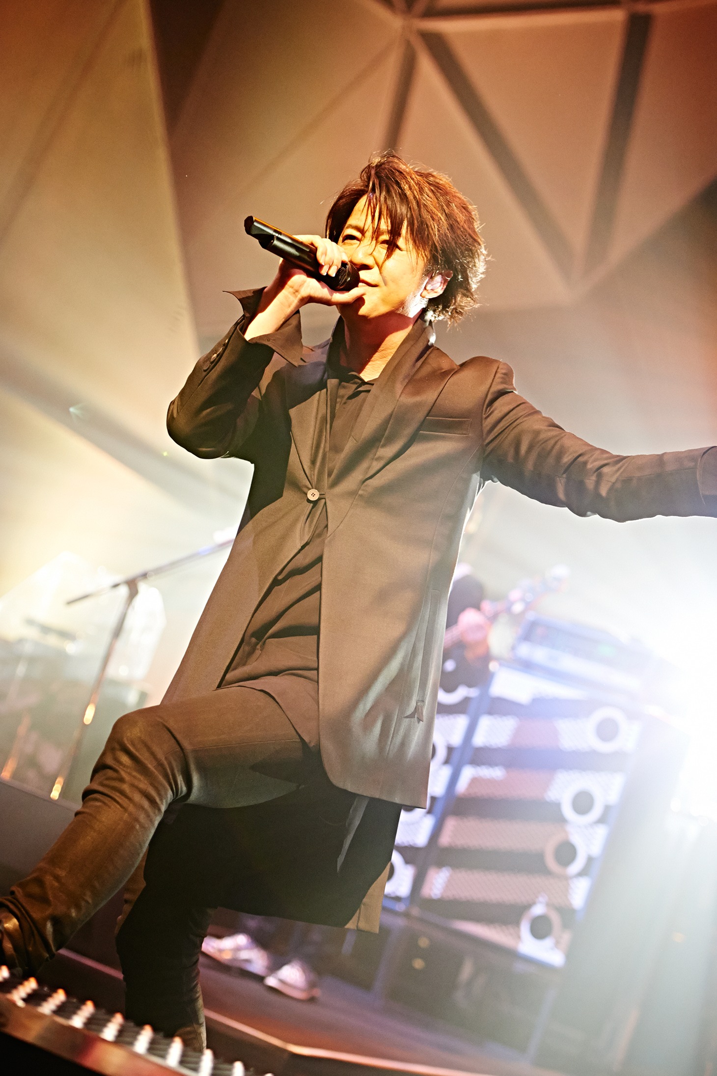 人気画像3位は「とりあえず驚いて！GLAY、レア曲三昧ツアー大阪で開幕」より、TERU（Vo）。（撮影：岡田裕介）
